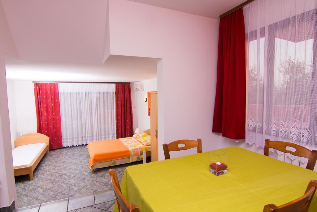 Apartmani Zuzic Krk Town Room photo